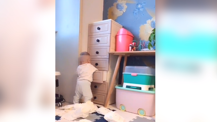 宝宝在家里翻箱倒柜,把柜里的尿不湿都扔了,不打算用了吗?