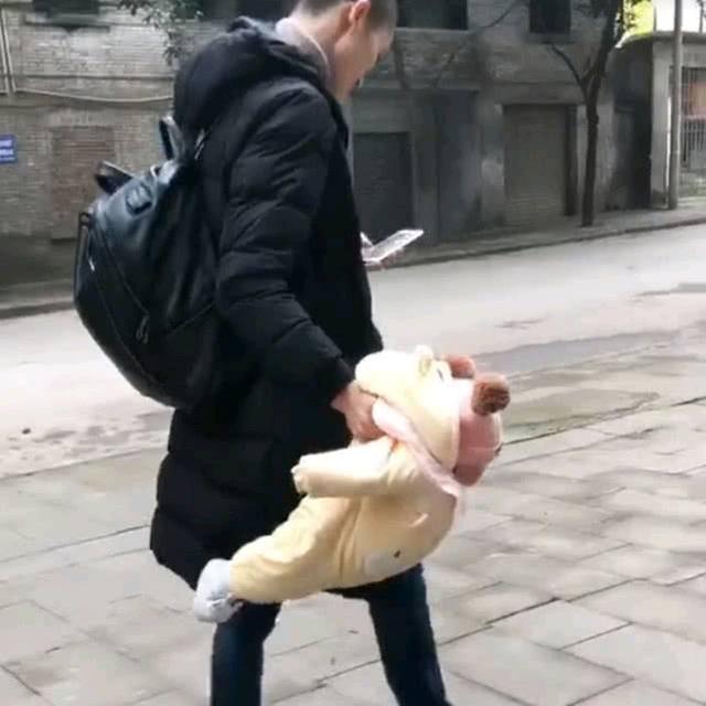 爸爸带娃妈妈中途查岗吓了一跳终于知道啥叫爸带娃活着就好