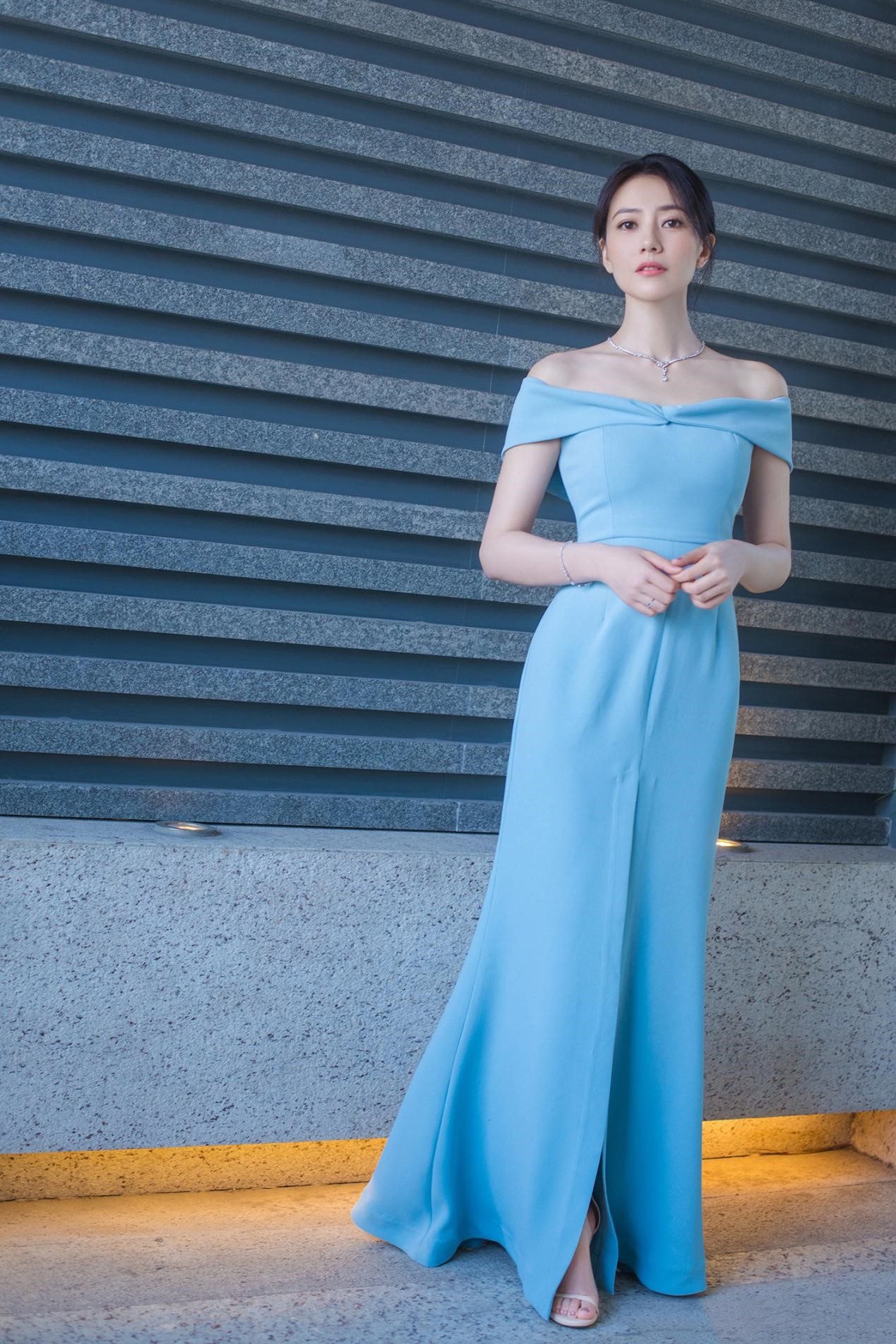 国民女神高圆圆真美一袭白色斜肩连衣裙配中长直发清新脱俗