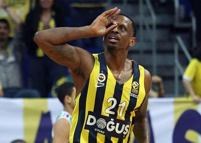 身高221cm的张兆旭有着足够的内线震慑力,可以保护内线,莫泰尤纳斯和