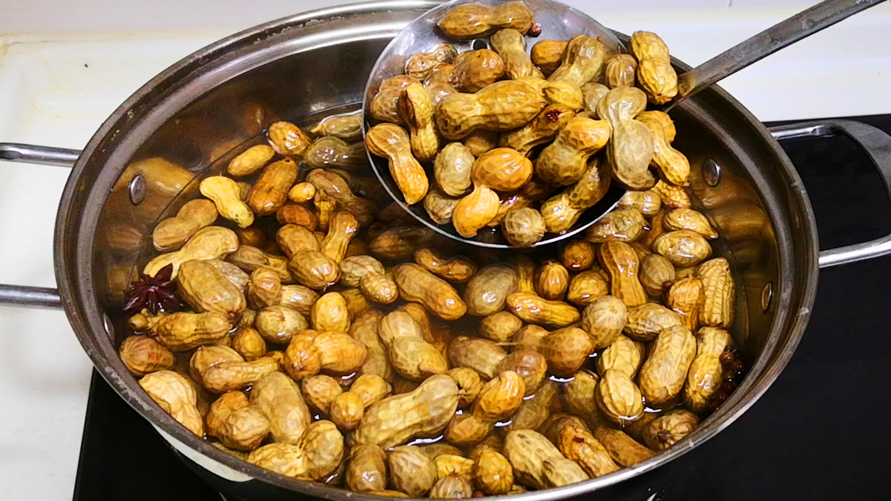 煮盐水花生时别只会加盐煮2个小秘诀省火又入味太香了