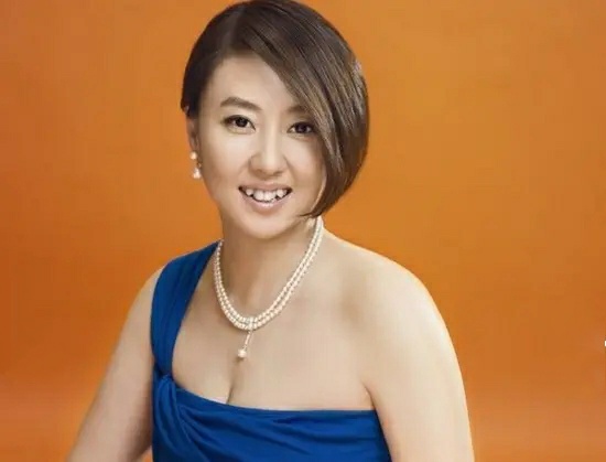 杨楠生于1975年,早在2001年,她就开始担任河南建业俱乐部的总经理