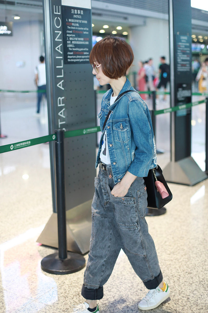 49岁鲁豫逆袭牛仔风look成穿搭模板一黄一黑袜子难舍少女心