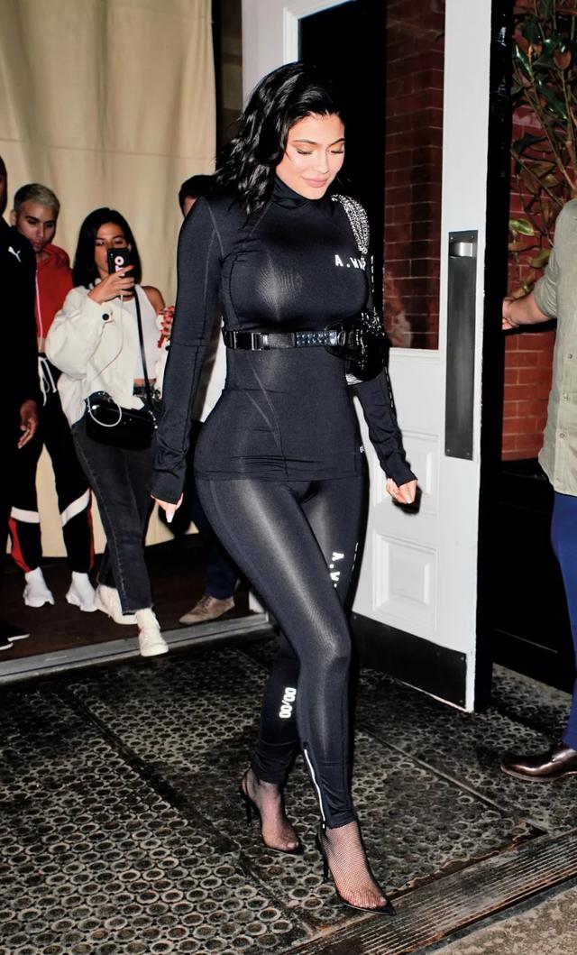 就连礼服kylie也要选超紧身的,身材真是凹凸有致,她的紧身造型到处