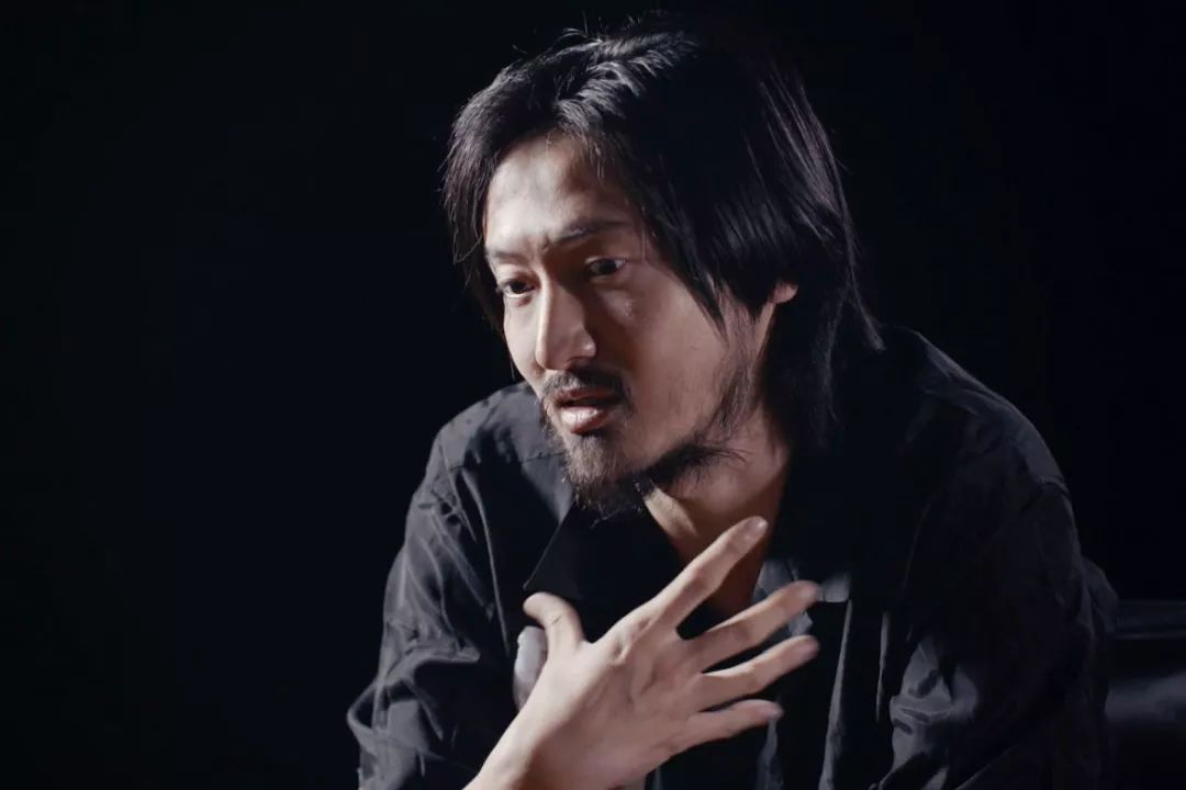 曾经偶像化的造型 2009年,出演《爱情公寓》中搞怪的日本人关谷神奇