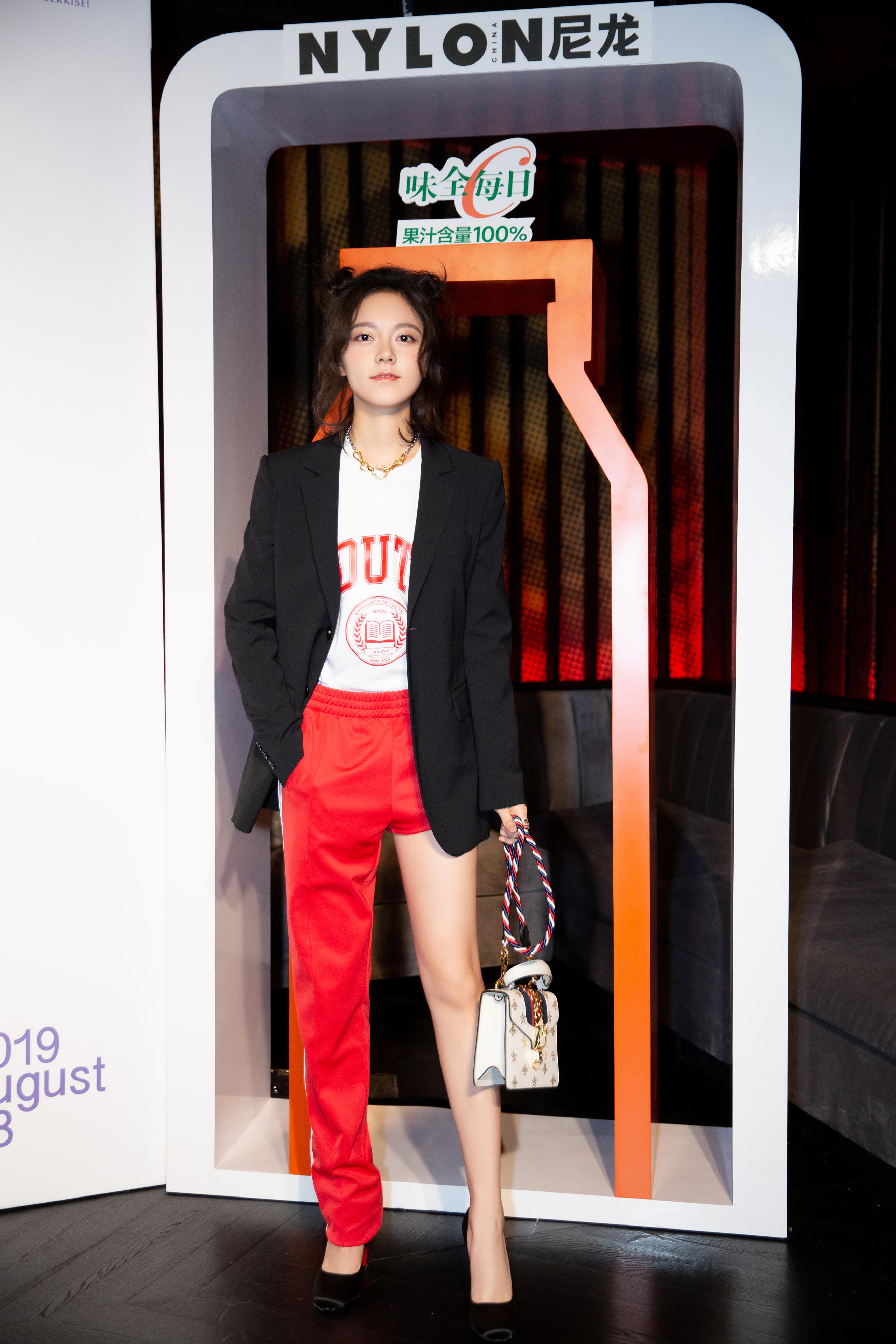 赵今麦西装配哪吒丸子头干练大气不乏少女感裤子成全身亮点