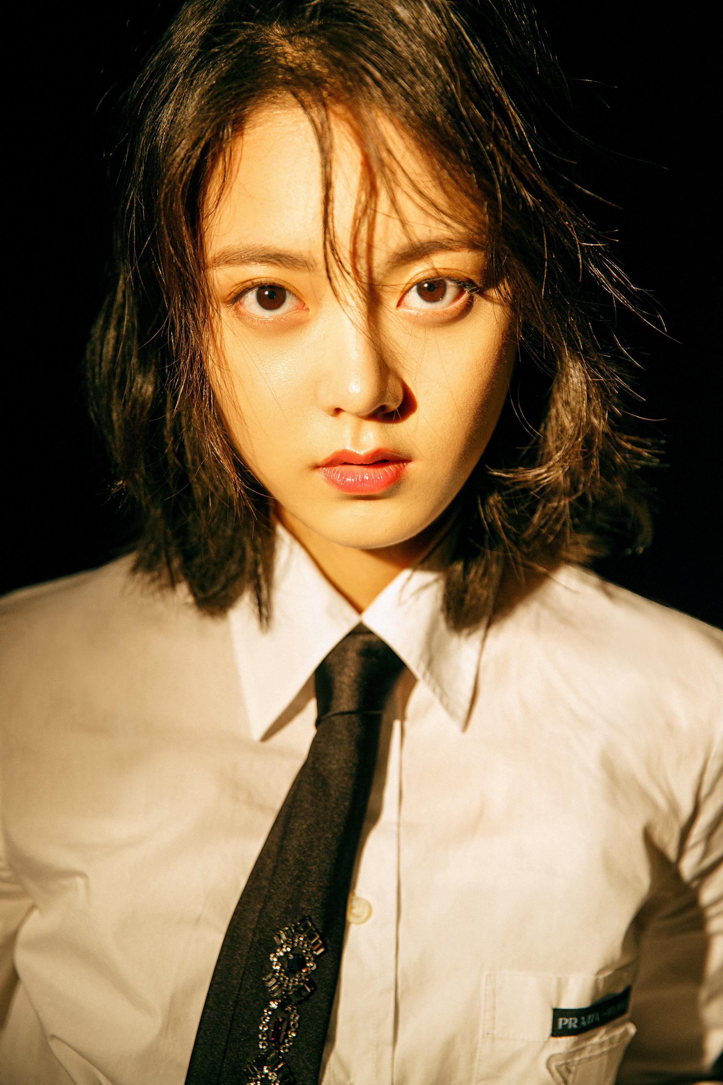 赵今麦西装配哪吒丸子头干练大气不乏少女感裤子成全身亮点