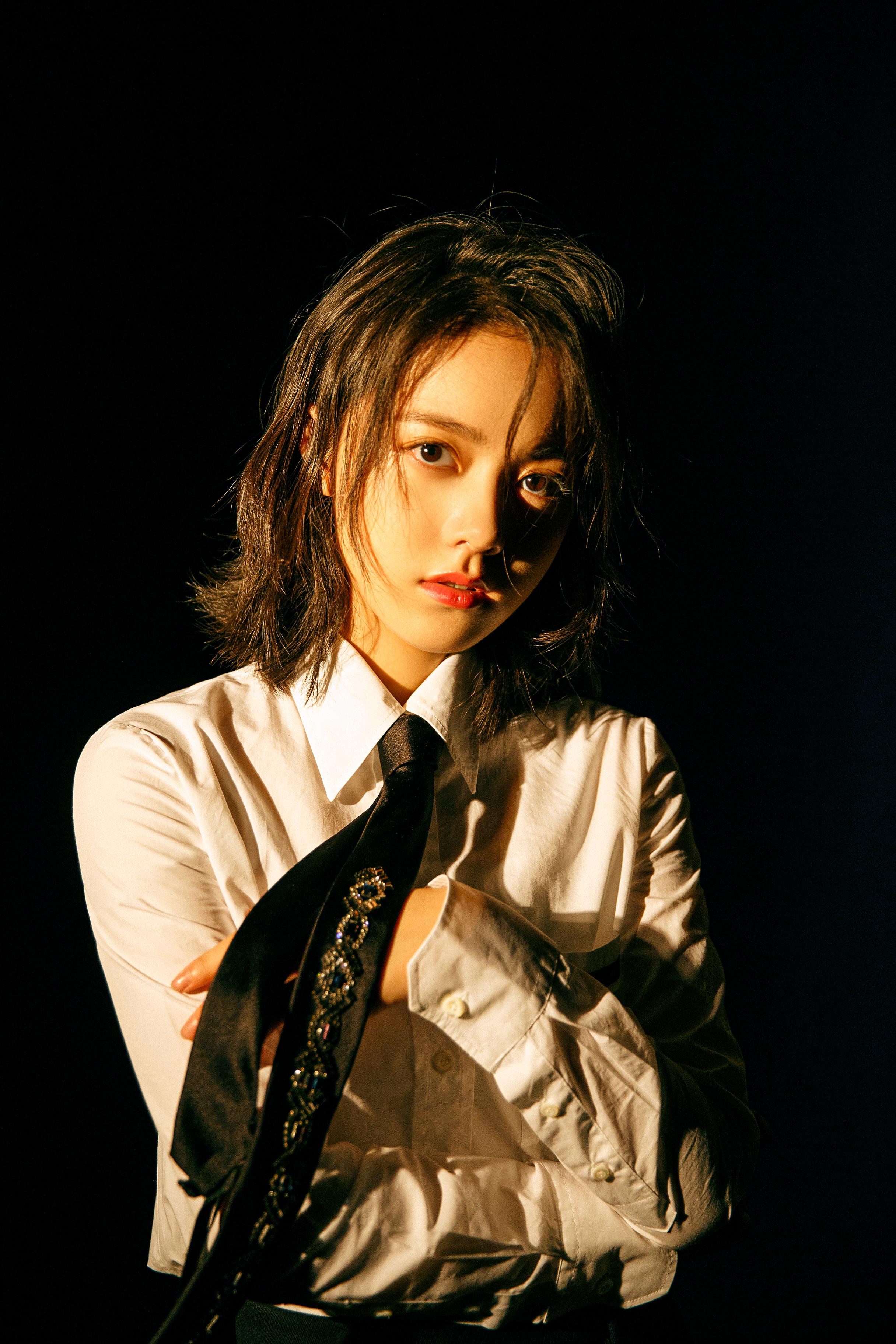 赵今麦西装配哪吒丸子头干练大气不乏少女感裤子成全身亮点