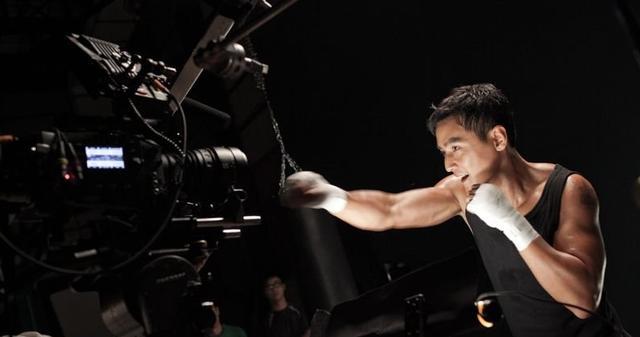 男神吴彦祖,八块腹肌可是一点也不含糊,长期训练你也是男神女神