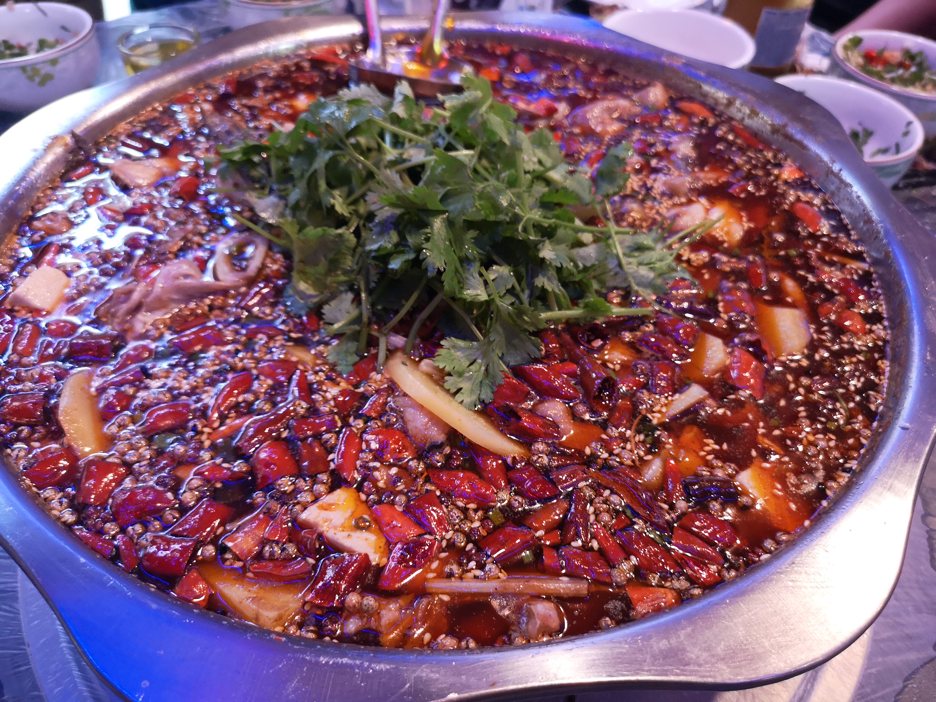 我们小伙伴每桌要一条6斤的鱼还加一斤肥肠,再点几个其他菜吃得饱饱