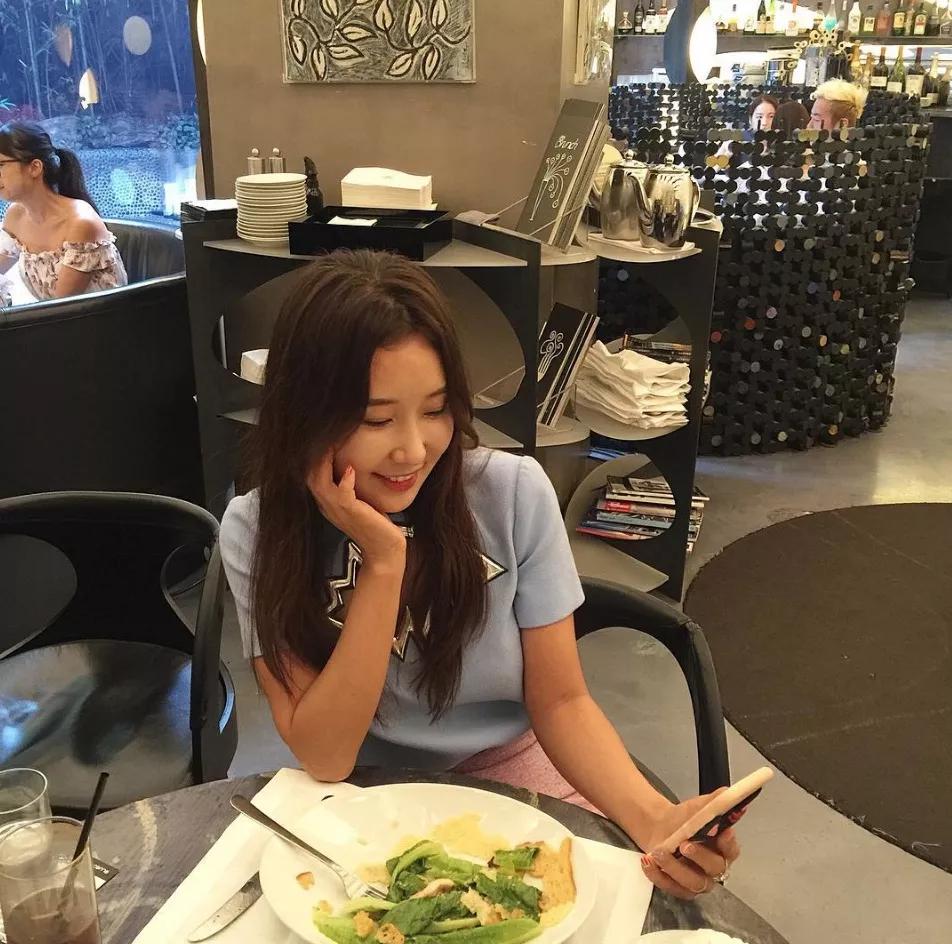 韩国50岁女牙医李秀珍逆天冻龄童颜好身材走红网络