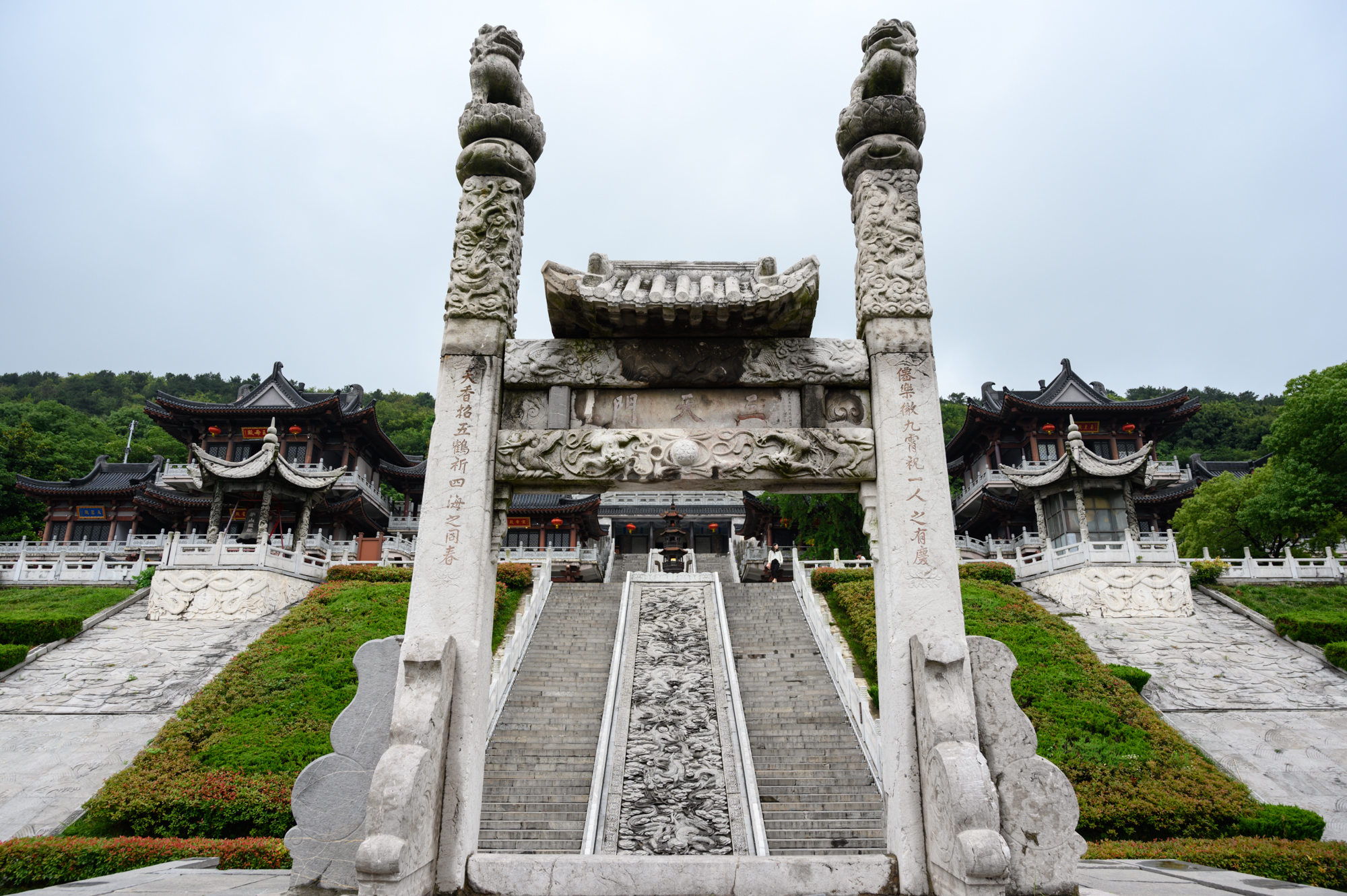 透过三天门放眼望去,屹立于山巅的老子神像无不令来者震惊,老子神像