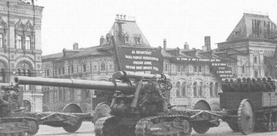 参加阅兵的B-4重型榴弹炮