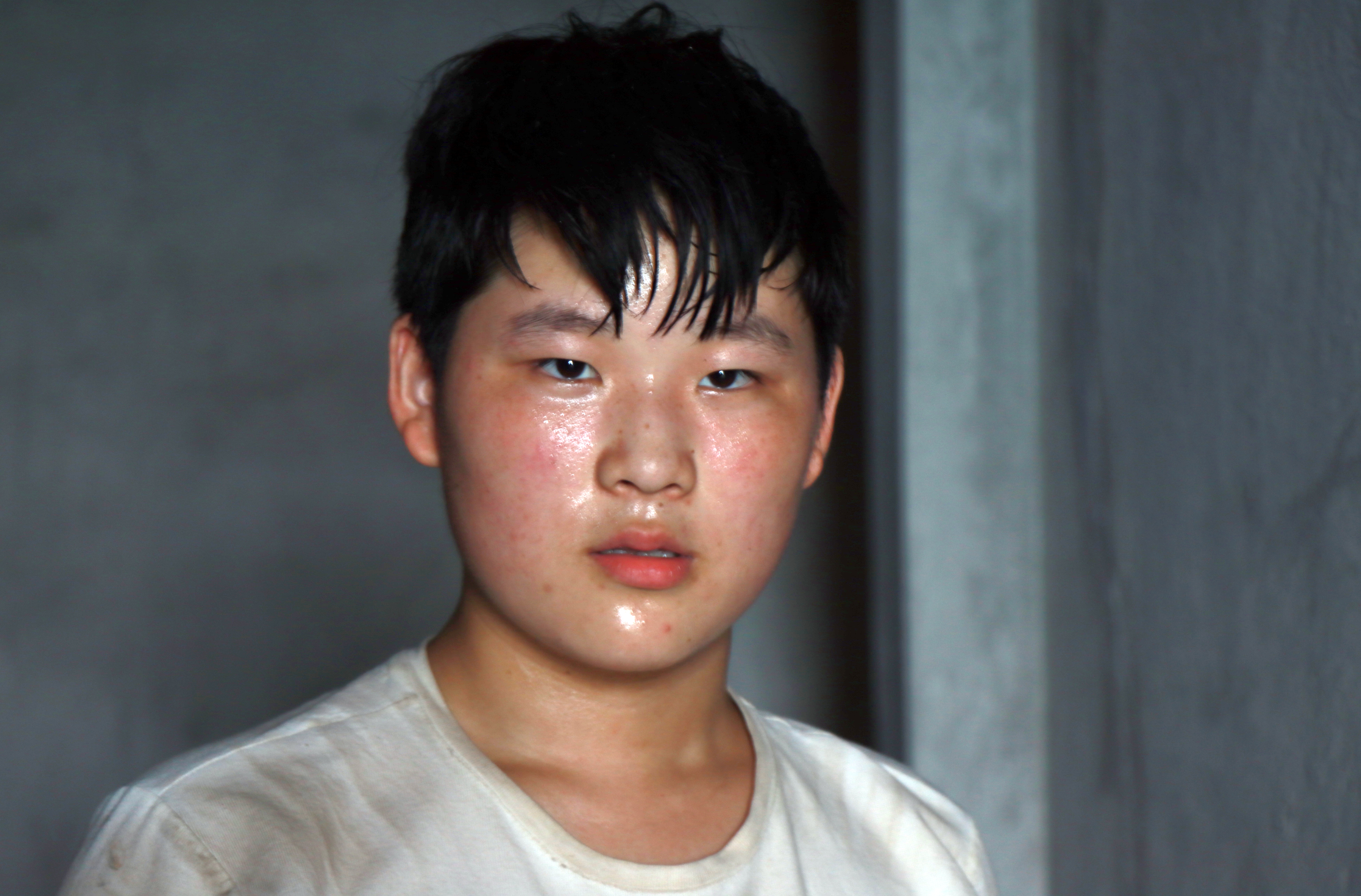 小男子汉15岁少年工地刷墙救姐姐姐姐得知后泣不成声