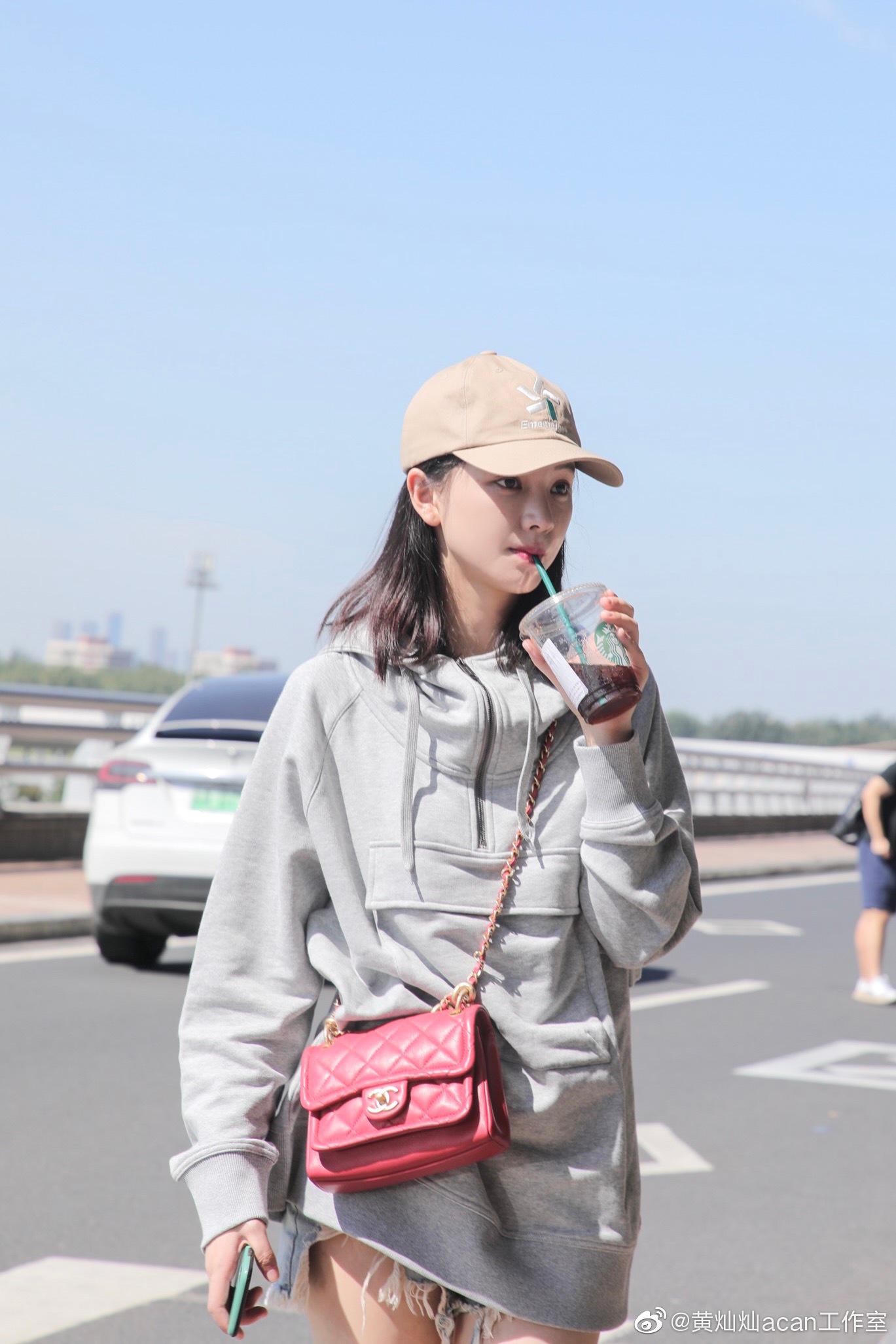 武大校花黄灿灿变女强人粉色连体裤配高马尾御姐范十足