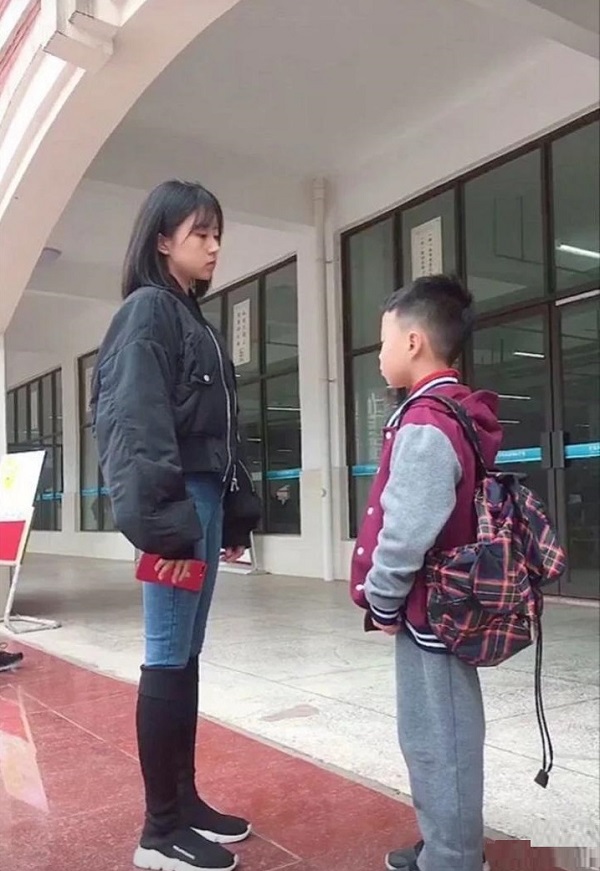 文|福林妈咪 网上有一张图,一个95后的老师在教训05后的学生.