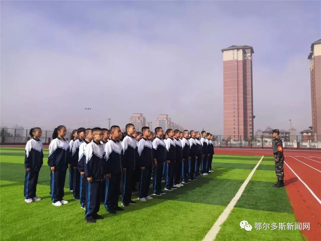 学生们穿着校服,走上操场,在烈日骄阳下,一遍遍地立正,稍息,一次次地