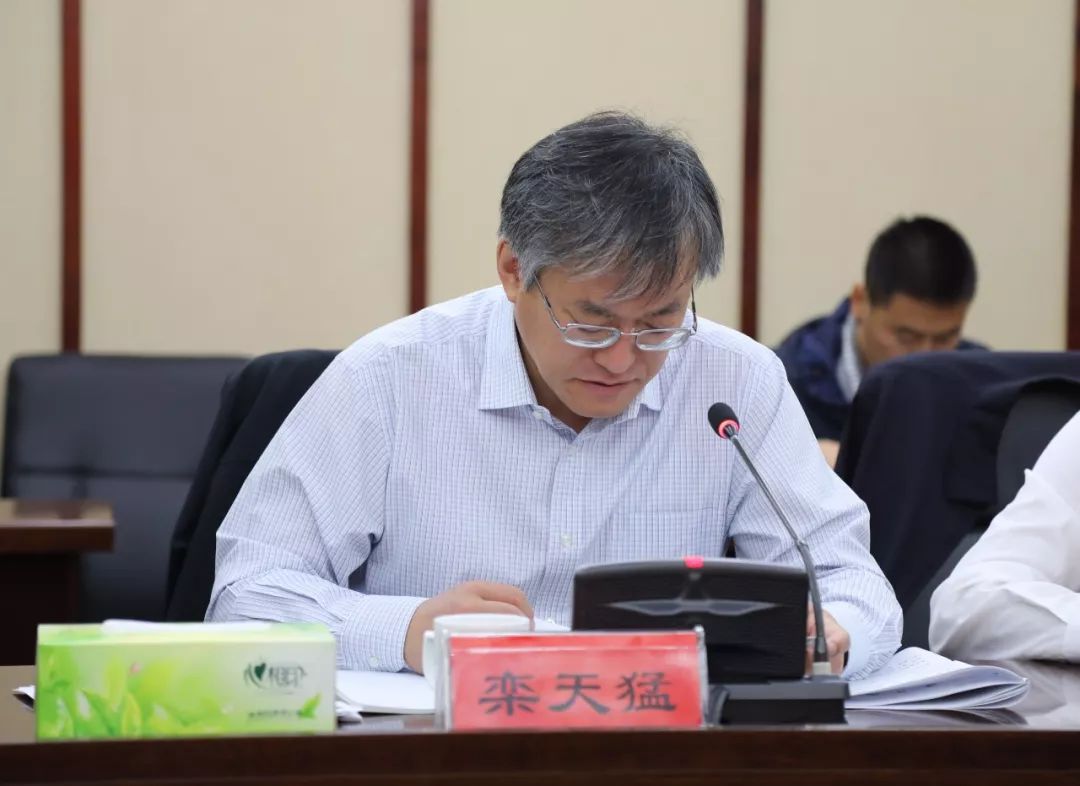 旗委书记栾天猛主持召开旗委理论学习中心组学习研讨会