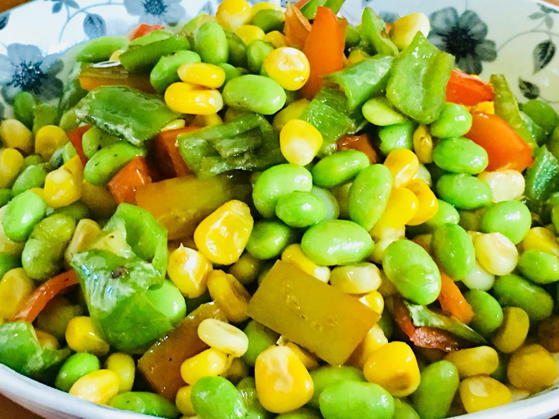 毛豆炒玉米香甜可口被人们称之为两亩地如何在家制作最美味