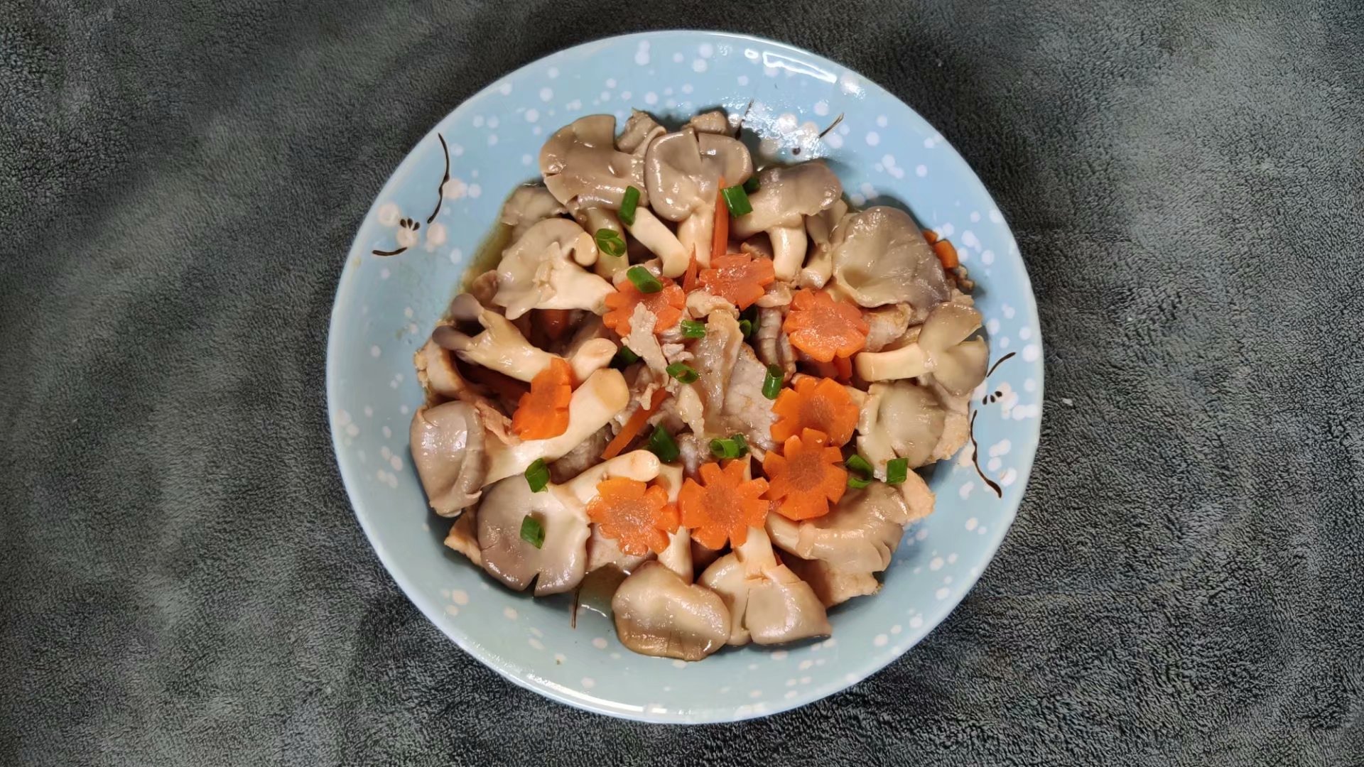 平菇胡萝卜炒肉做法:平菇胡萝卜炒肉材料:脊肉,平菇,胡萝卜,盐,鸡精