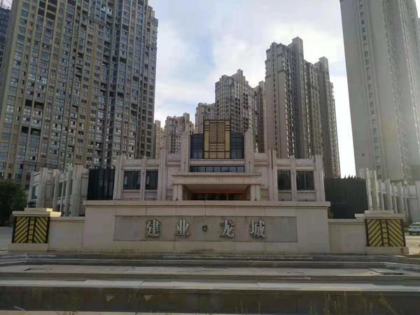 新房买来三年多四个卧室三面墙开裂!洛阳建业龙城:已过保修期