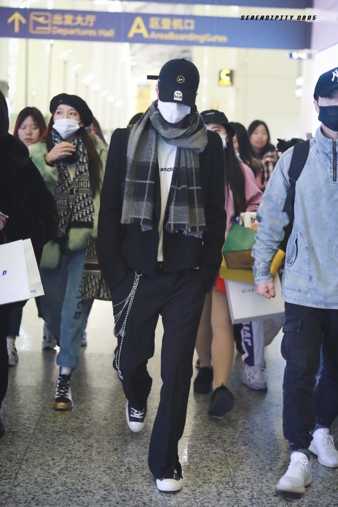 王一博的阔腿裤对于粉丝来说真是又爱又恨