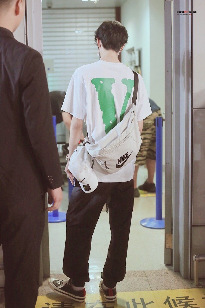 王一博的阔腿裤对于粉丝来说真是又爱又恨