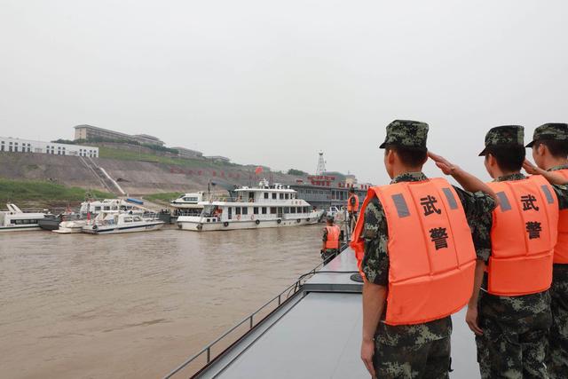 组图退伍季武警重庆总队船艇支队举行满服役期老兵向船艇告别仪式