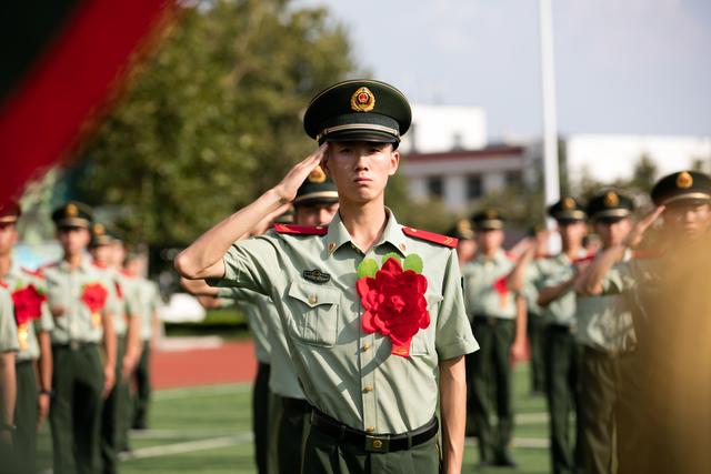 再敬最后一次军礼武警泰安支队为83名老兵隆重举行退伍仪式