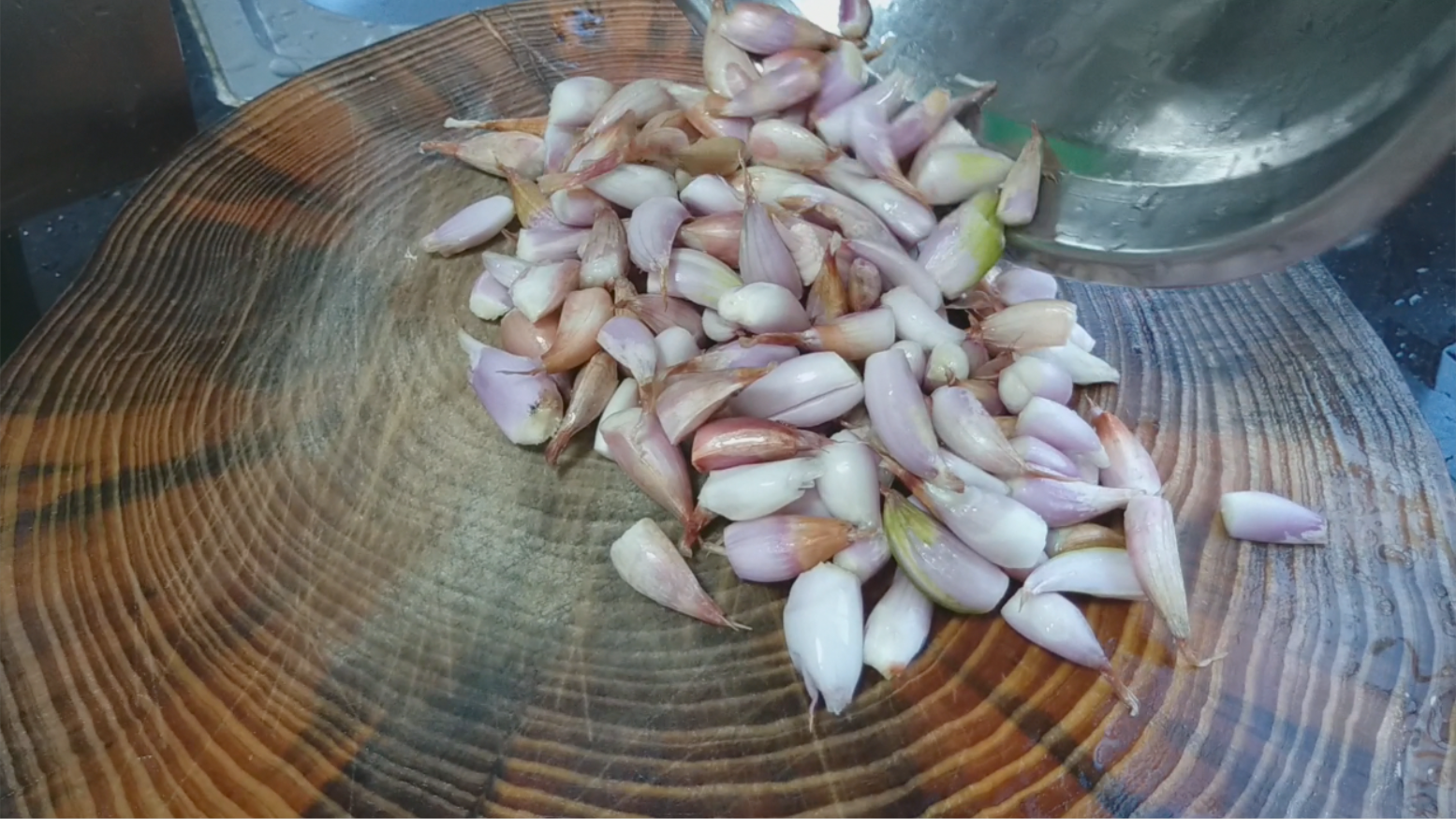 第三步:在腌制鸡的这个时间里,我们来剥多一点老葱头,老葱头是晒干的