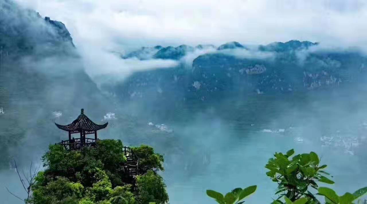 人生旅途当: 自强不息,砥砺前行. 知行合一,不忘初心.