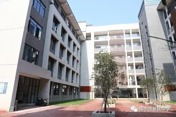 新民中学新校区与凤岭二中只有一路之隔.