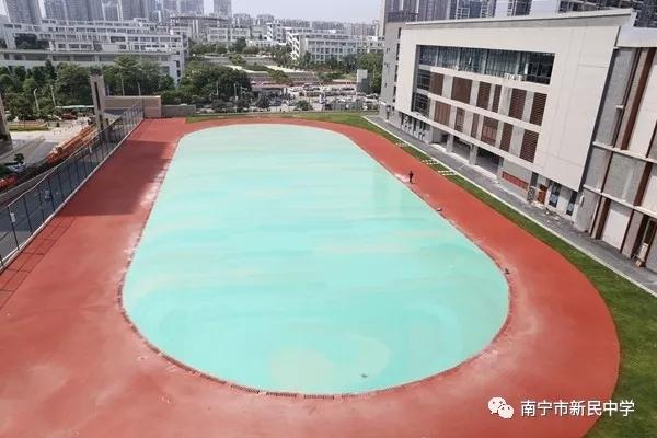 新民中学新校区与凤岭二中只有一路之隔.