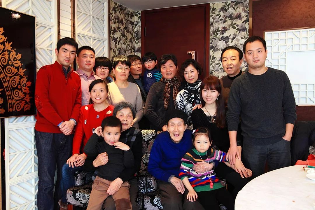 其技先后传授予大女儿钟菊英(89年后因为视力问题放弃雕刻),大儿子钟