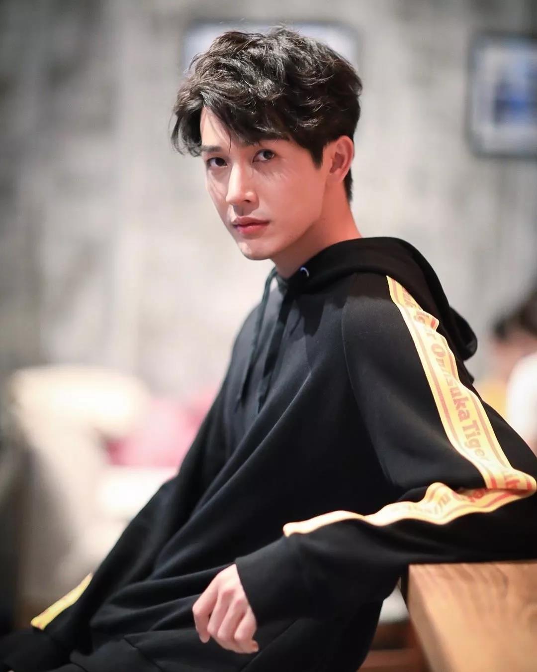 被认成王一博高情商回应圈粉无数梨涡男神该了解一下