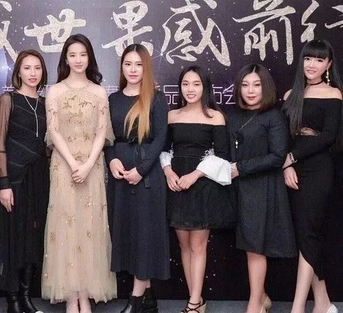 普通人中好看一点点的网红,遇上女明星,也似乎打不过……热巴与冯提莫