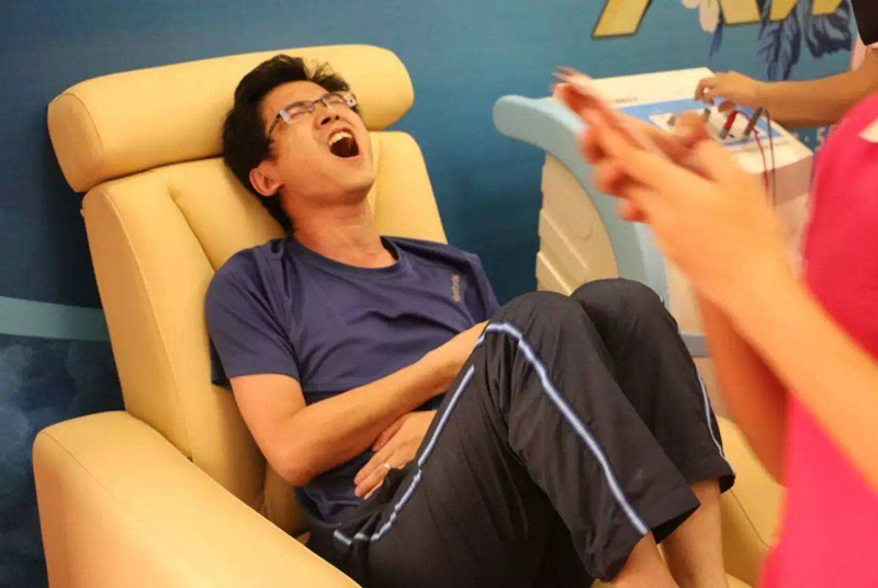 剖腹产和顺产哪个更疼两位妈妈亲身经历顺产的疼男人都受不了