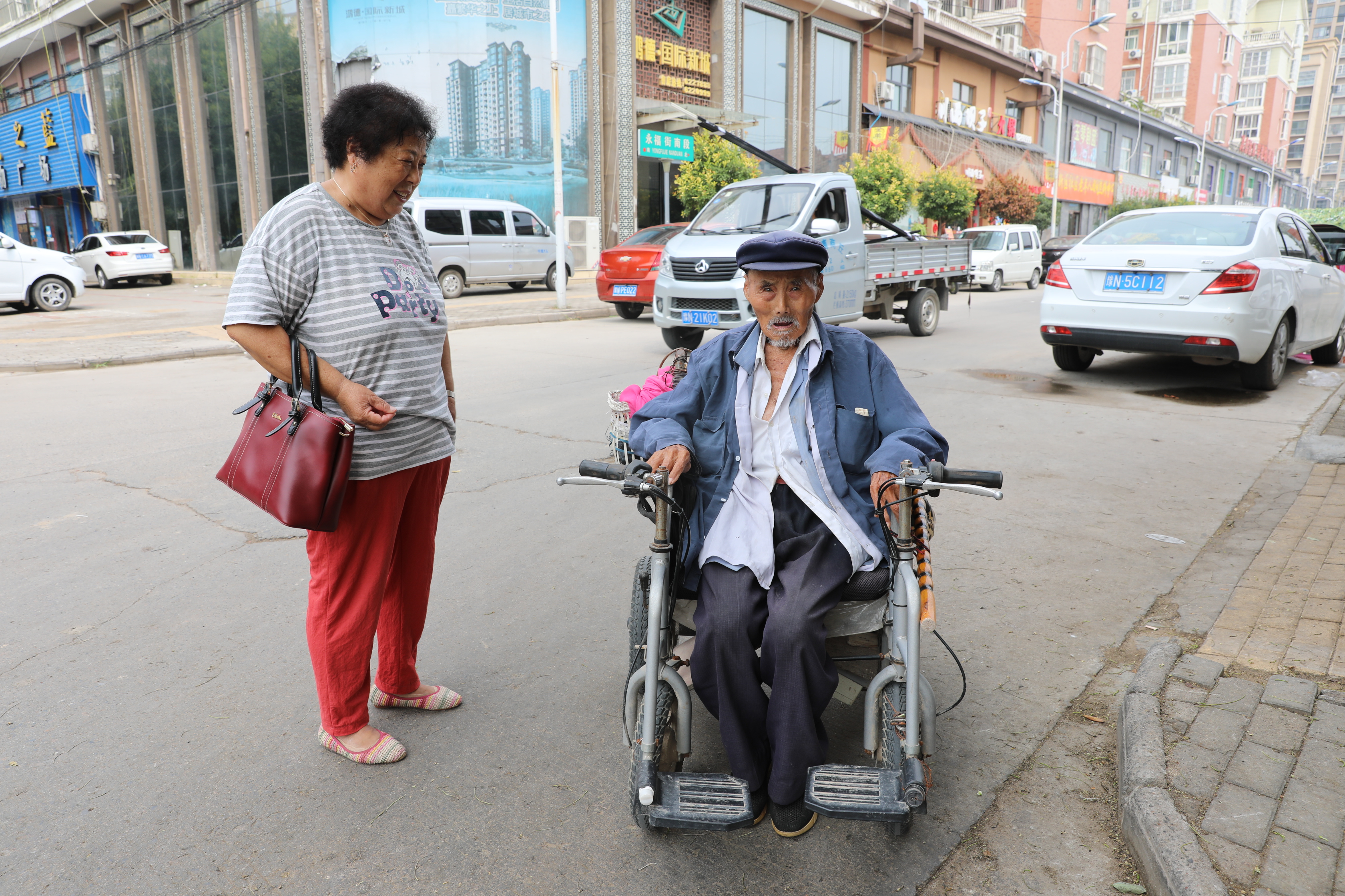 109岁老人自己骑"电车"遛弯 穿针引线会做家务活