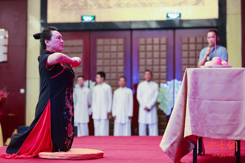 向太极拳始祖行礼,上香