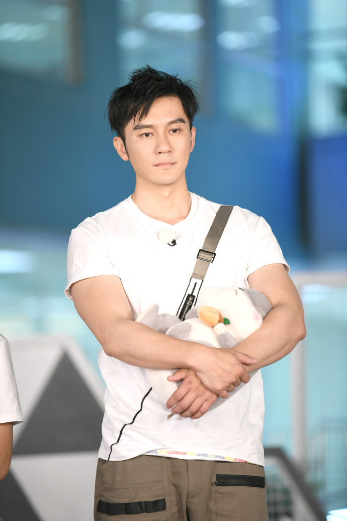 谁说瘦了40岁李晨亮相活动黑t恤配牛仔裤大秀健硕身材