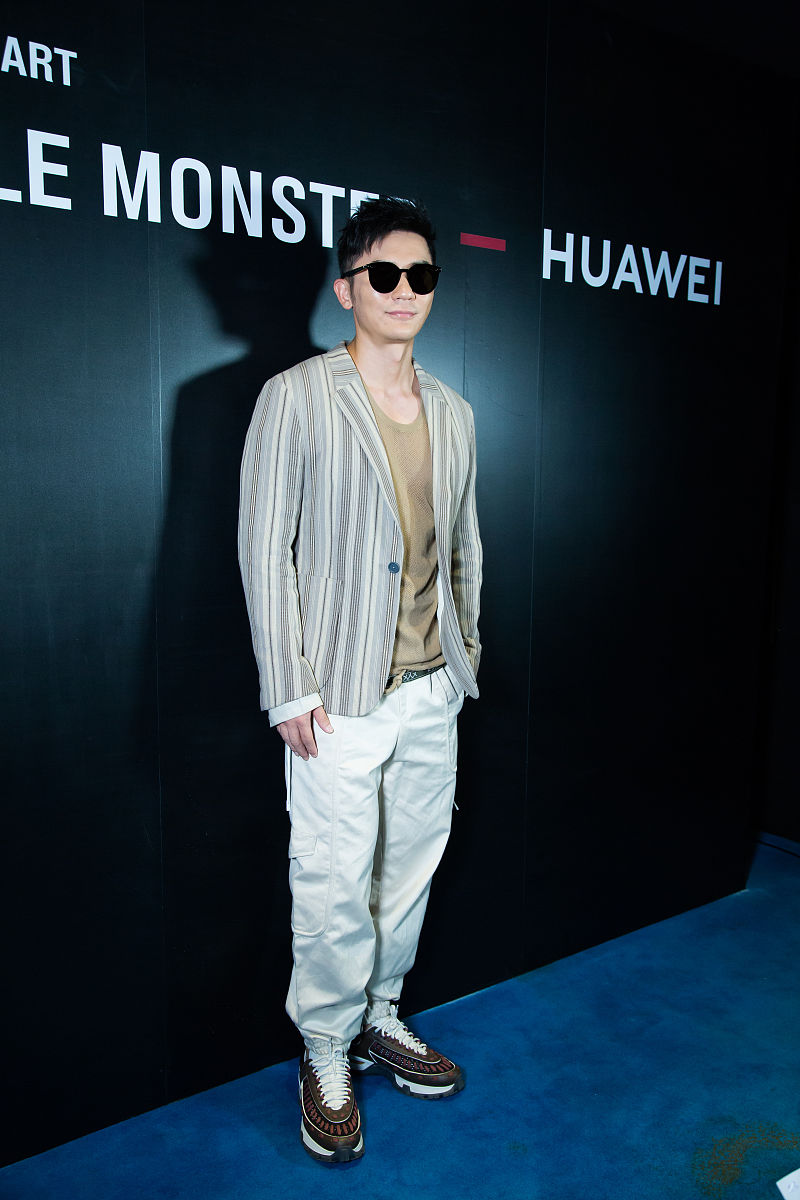 谁说瘦了40岁李晨亮相活动黑t恤配牛仔裤大秀健硕身材