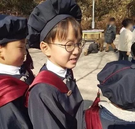 宋民国近照大变样长高又变瘦三胞胎表情包你还认得出吗