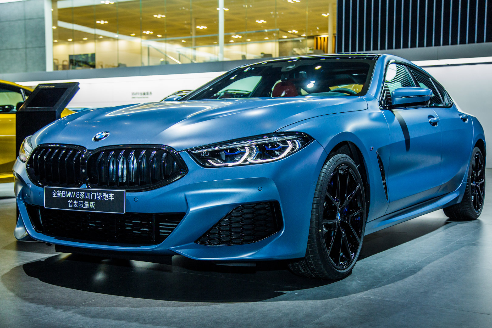 蓝色8系双门水晶档把奢华的内饰优美的侧身线条超大轮毂红色宝马8系