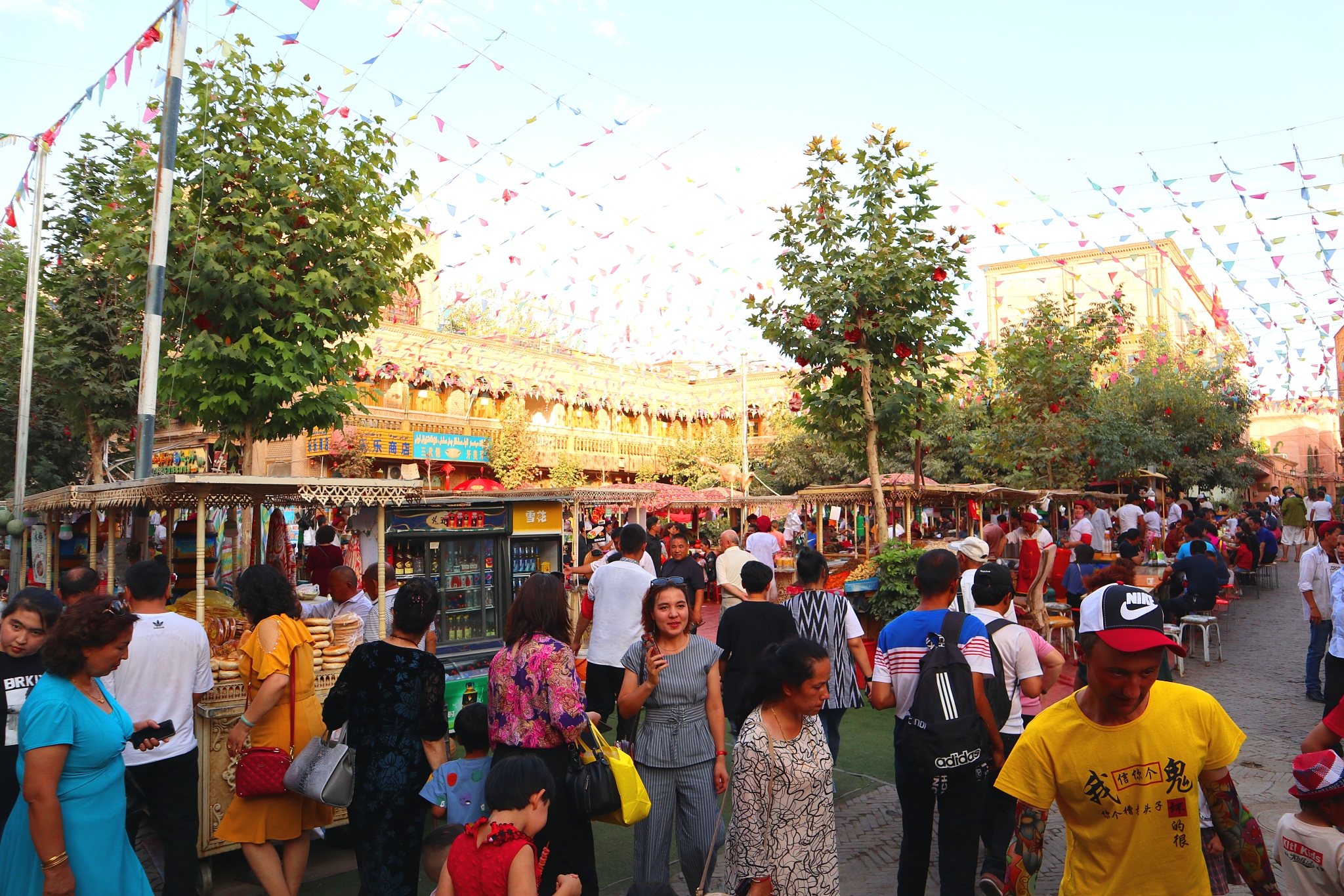 喀什古城夜市粽子蘸着酸奶吃哈密瓜论牙卖