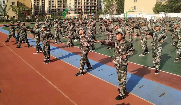 凤台县第五中学举行2019级军训闭营仪式