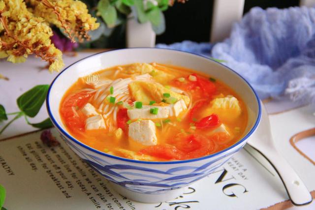 【金针菇西红柿鸡蛋豆腐汤】食材:金针菇,西红柿,鸡蛋,水豆腐,葱,盐