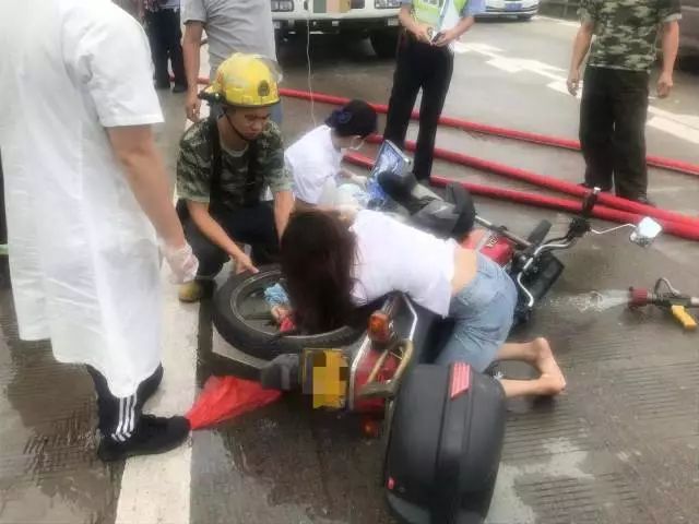 [海南日报]骑车要注意：只因做这事，女子手臂被卷进车轮……