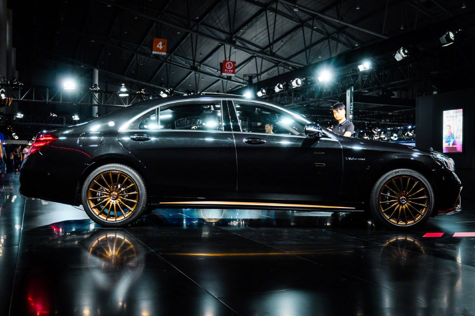 黑金色的搭配,让整个车看起来非常的高