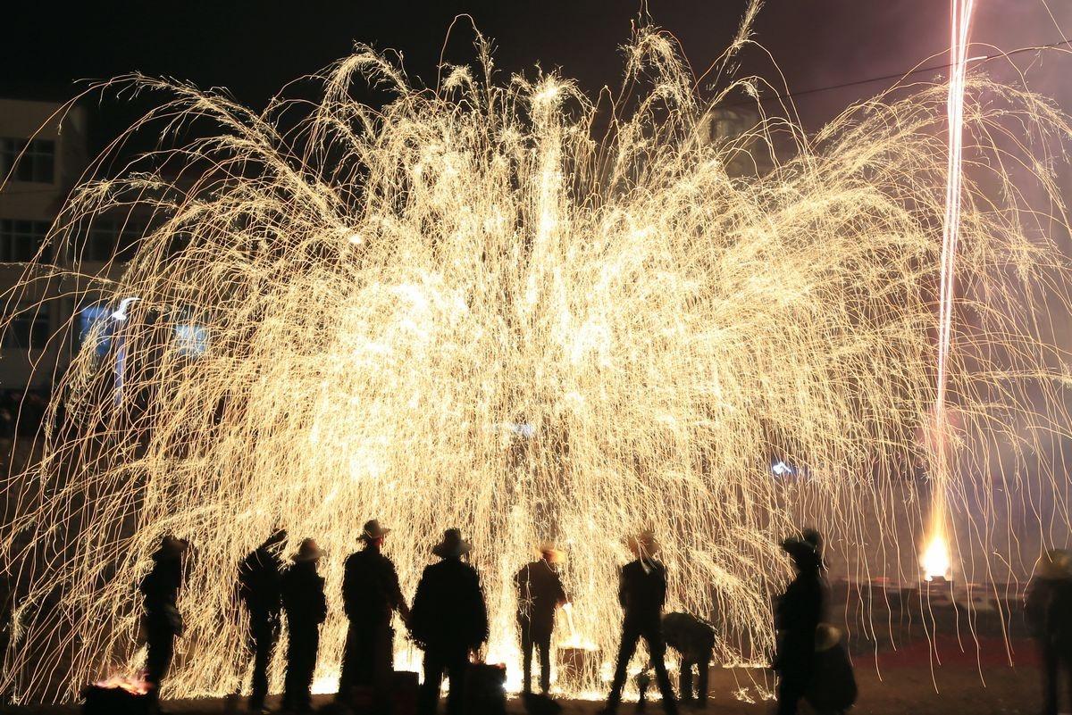 可是处处充满了神秘和危险,铁水的熔点是1500℃,手持盛满铁水的花棒