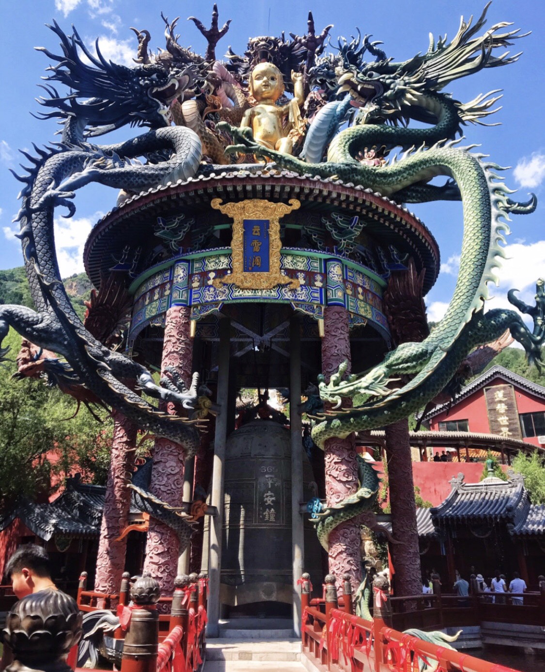 云雷阁的水雾和水瀑很美,但是想要见到,只能说一切随缘.
